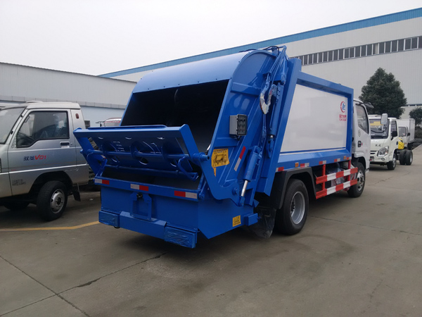 شاحنة النفايات garbage truck